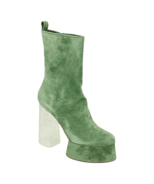 – Der niedrige Stiefel Izamayaz ist ein Statement-Modell von Maison Christian Louboutin mit einer charakteristischen Mischung aus Eleganz und Ikonoklasmus – Der Stiefel steht auf einem 85 mm hohen Ascot-Plateau, das an einen Pferdehuf erinnert, und einem 130 mm hohen, verzierten, strassbesetzten Plexiglasabsatz – Als Teil der von Clue inspirierten Kapselkollektion Loubi Mystery, einer Zusammenarbeit mit dem in Istanbul geborenen Pariser Designer Yaz Bukey, ist das Obermaterial aus opulentem Kalbsvelours im prächtigen Bahtche-Grün der Kapsel gefertigt – Farbe: GRÜN – Absatzhöhe: 130 mm. Herkunftsland: Italien