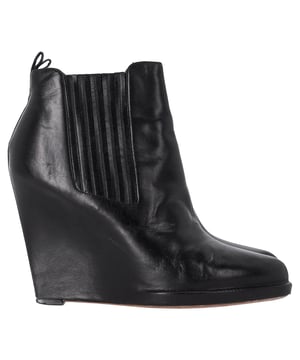 Empfohlener Verkaufspreis
Mit den Givenchy Keilstiefeletten aus schwarzem Leder genießen Sie einen eleganten Alltagslook. Diese Stiefeletten aus edlem schwarzem Leder vereinen zeitloses Design mit modernem Flair. Die halbspitze Zehenpartie und der elegante Keilabsatz verleihen ihnen eine schmeichelhafte, längliche Silhouette. Die perfekte Balance aus Komfort und Stil machen diese Stiefel zu einem Must-have für alle Damen, die Eleganz mit einem Hauch von Rebellion verbinden möchten.

Givenchy Keilstiefeletten aus schwarzem Leder
Zustand: Sehr gut
Gebrauchsspuren: Inklusive Karton, leichte Gebrauchsspuren, wenig getragen, aber sehr gut erhalten. Leichte Gebrauchsspuren an Sohlen und Knicken, leichte Abnutzungsspuren an Sohlen und Absatz.
Verpackung: Keine
Farbe: Schwarz
Material: Leder
Größe: EU | 41
Maße: Absatzhöhe: 120; Innensohlenlänge: 260
Artikelnummer: NAPPUDESH471588W