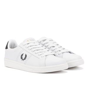 Sneaker vervaardigd met een zachte leren bovenkant van volnerfleer voor een hoogwaardige afwerking. Voorzien van geperforeerde zijpanelen voor verbeterde ademendheid en stijl. Geplaatst op een duurzame rubberen zool voor betrouwbare grip en de hele dag comfort.