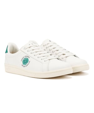 Umweltfreundlicher Sneaker aus weichem Obermaterial aus Vollnarbenleder. Verfügt über recycelte Polyester-Schnürsenkel, atmungsaktives Futter aus recyceltem Polyester-Mesh und gepolsterte Innensohle für ganztägigen Komfort. Abgerundet wird das Ganze durch eine strapazierfähige, rutschfeste Gummisohle für zuverlässigen Halt und den täglichen Gebrauch.
