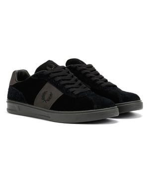 Retro-inspirierter Sneaker mit hochwertigem Wildleder-Obermaterial, Rauleder-Overlay im Viertel und kontrastierender Fersenkappe. Auf einer strapazierfähigen Gummilaufsohle für zuverlässige Traktion und täglichen Komfort.