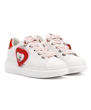 Lederobermaterial Sneaker mit klassischem Schnürdesign und stilvollen gesprenkelten Details. Akzentuiert mit einem Herzanhänger, der das IKON Karl-Motiv präsentiert. Leichte EVA-Außensohle für Komfort und Langlebigkeit.