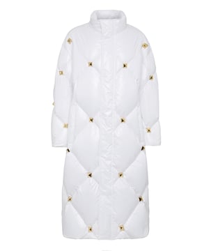 Wees stijlvol in je sportieve outfit met deze gewatteerde, hoogglanzende nylon donsoverjas met studs. Ritssluiting en twee paspelzakken. Voering van gemêleerde stof.