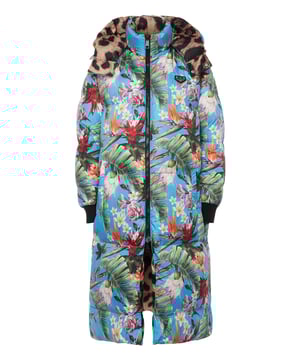Omkeerbare maxibomber van nylonsatijn met een gemêleerde print aan de ene kant en een tropische print aan de andere kant. Hij heeft ook een capuchon en is gewatteerd en gewatteerd. Op de linkerborst is een badge met het logo genaaid. Ritssluiting met dubbele trekker. Twee opgestikte zakken met klep. Ribgebreide manchetten.