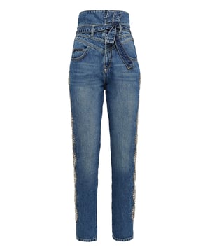 Verfraaid  Deze denim broek met Saint Tropez pasvorm brengt luxe verfraaiing naar alledaagse kleding, perfect met een ingestopte blouse of bijgesneden jasje voor opvallende casual elegantie.   Hoog uitgesneden taille met bijpassende riem definieert het silhouet   Met kristallen versierde kabeldetails voegen een kenmerkende sprankeling toe   100% katoenen denim biedt structuur met authentieke textuur   Kalfsleren accenten zorgen voor duurzaamheid en een luxe randje   Een gedurfd, vrouwelijk stuk dat moeiteloos overgaat van dag naar nacht