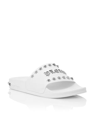 Sandalias planas de goma Gothic Plein:   Aplicaciones de estrellas de metal plateado para un toque extra   Inscripción Plein en escritura gótica para una declaración audaz