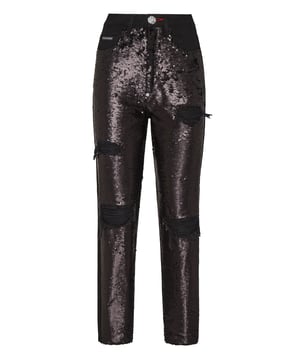 Estos pantalones boyfriend adornados con lentejuelas combinan una estructura vaquera desenfadada con un brillo glamuroso, perfectos con un top minimalista o un blazer entallado para un contraste atrevido.   Las lentejuelas por toda la prenda aportan un gran impacto de brillo y una textura espectacular.   El corte boyfriend relajado equilibra el brillo con la frescura sin esfuerzo   Las inserciones de piel de becerro elevan el acabado con una profundidad de lujo   Los elementos funcionales estilo cargo añaden un toque utilitario   Una pieza destacada para un estilo seguro de la calle a la soirée