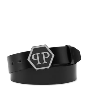 Añade un toque de sofisticación a cualquier atuendo con este elegante cinturón de piel, diseñado para causar sensación. Perfecto para realzar tanto looks informales como formales.    Piel de alta calidad para un acabado lujoso y duradero.   Hebilla hexagonal con logotipo PP para un acento distintivo e icónico.   Ajuste regulable para una comodidad personalizada.   Diseño versátil adecuado tanto para un estilo casual como formal.   Un accesorio refinado para completar tu look con un toque de lujo.