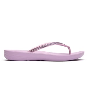 Sandalias Fitflop iqushion brillantes moradas para mujer con suela de goma. Incluyen: entresuela iqushion ergonómica y ultraligera, y plantilla anatómica.