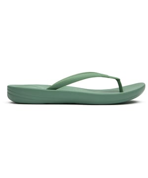 Sandalias ergonómicas Fitflop iqushion para mujer, color verde, con suela de goma. Incluyen: entresuela iqushion ultraligera y diseño ergonómico, y plantilla anatómica.