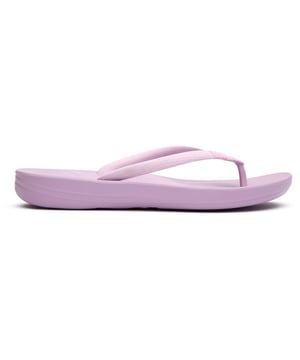 Sandalias ergonómicas Fitflop iqushion moradas para mujer con suela de goma. Incluyen: entresuela iqushion ergonómica y ultraligera, y plantilla anatómica.