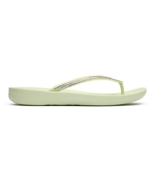 Sandalias Fitflop iqushion brillantes verdes para mujer con suela de goma. Incluyen: entresuela iqushion ergonómica y ultraligera, y plantilla anatómica.