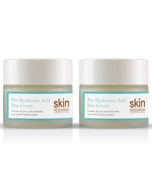 Descubre la solución definitiva de hidratación con nuestro Dúo de Crema Hidratante de Día, especialmente formulado para todo tipo de piel. ¡Di adiós a la piel seca y opaca y hola a un cutis suave y radiante! Enriquecida con ingredientes poderosos como el Ácido Hialurónico para una humedad duradera y Aloe Vera calmante para reducir la irritación, esta crema ligera se absorbe rápidamente, lo que la hace perfecta para uso diario. Protege tu piel de los factores estresantes ambientales mientras nutres y revitalizas tu apariencia. Aprobada por dermatólogos y adecuada para todo tipo de piel, nuestra fórmula vegana y libre de crueldad está libre de parabenos, sulfatos y fragancias artificiales. Aplica generosamente cada mañana para un brillo luminoso y experimenta la diferencia en hidratación hoy mismo.