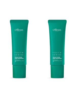 Entdecken Sie die transformative Kraft unserer Green Caviar Nachtfeuchtigkeitscreme, die ultimative Lösung für trockene, müde Haut. Speziell für alle Hauttypen formuliert, ist diese luxuriöse Creme mit pflanzlichen Superfoods angereichert, um tiefe Hydratation und Verjüngung während des Schlafs zu gewährleisten. Wach auf mit einem revitalisierten Teint, verbesserter Elastizität und einem strahlenden Glow. Ihre leichte, nicht fettende Formel zieht schnell ein, sodass sie perfekt für die abendliche Anwendung geeignet ist. Vegan, tierversuchsfrei und frei von schädlichen Parabenen und Sulfaten stellt diese von Dermatologen empfohlene Feuchtigkeitscreme sicher, dass sich Ihre Haut jeden Morgen genährt und erfrischt anfühlt. Erleben Sie das nächtliche Wunder, das Ihre Haut verdient!