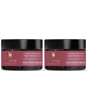 Experimenta el poder transformador de La Rose Françoise Crema Hidratante Nocturna, tu héroe definitivo de hidratación nocturna diseñado para todo tipo de piel, especialmente aquellas que anhelan nutrición y rejuvenecimiento. Infundida con agua de flor de Rosa Damascena y aceite de coco, esta lujosa crema hidrata profundamente y revitaliza tu piel mientras duermes, dejándote con una sensación suave y flexible y un brillo radiante. Mejorada con Bakuchiol y extracto de flor de Tiare, promueve una luminosidad juvenil y aborda los signos de envejecimiento, asegurando una piel más suave y vibrante por la mañana. Ligera y de rápida absorción, esta fórmula vegana y libre de crueldad está libre de parabenos, sulfatos y fragancias artificiales, lo que la hace perfecta para tu rutina de cuidado nocturno. Aplica generosamente sobre la piel limpia y seca y despierta con un cutis renovado. ¡Pruébala hoy y descubre la diferencia!