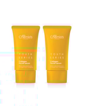Präsentieren wir unser Youthful Radiance Collagen Serum, Ihren essentiellen Pflegebooster für eine glattere, jugendlichere Haut. Dieses luxuriöse Serum, das für alle Hauttypen formuliert wurde, fördert die natürliche Kollagenproduktion und spendet gleichzeitig intensive Feuchtigkeit und Nährstoffe. Angereichert mit kraftvollen, pflanzenbasierten Wirkstoffen reduziert es effektiv feine Linien und Falten und maximiert die Hydration für einen prallen und strahlenden Teint. Mit einer schnell einziehenden Formel eignet es sich perfekt als Basis unter Ihrer liebsten Feuchtigkeitscreme. Geeignet für empfindliche Haut und frei von Parabenen, Sulfaten und künstlichen Duftstoffen, ist unser veganes und tierversuchsfreies Serum dermatologisch getestet. Erleben Sie die transformative Kraft unseres Youthful Radiance Collagen Serums und enthüllen Sie noch heute den jugendlichen Glanz Ihrer Haut!