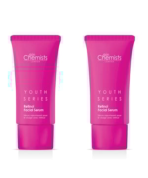 Präsentieren Sie unser Youthful Radiance Retinol Serum, die essentielle Anti-Aging-Lösung für straffere, glattere und jugendlicher aussehende Haut. Entwickelt für alle Hauttypen, kombiniert dieses kraftvolle Serum Retinol und Bakuchiol, um feine Linien wirksam zu minimieren, überschüssiges Öl auszugleichen und Feuchtigkeit für einen erfrischten Teint zu speichern. Erleben Sie ein revitalisiertes Aussehen, während unsere schnell einziehende, nicht fettende Formel langanhaltende Hydration und ein glattes, mattes Finish bietet. Perfekt für die Anwendung tagsüber oder nachts, tragen Sie einfach 2-3 Tropfen auf die saubere, trockene Haut auf und folgen Sie mit Ihrer Lieblingsfeuchtigkeitscreme. Genießen Sie die Vorteile eines veganen, tierversuchsfreien Produkts, das von Dermatologen empfohlen und frei von Parabenen, Sulfaten und künstlichen Düften ist. Verwandeln Sie Ihre Hautpflegeroutine und umarmen Sie die strahlende Haut, die Sie verdienen!