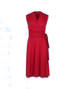 Sube la temperatura con este vestido cruzado sin mangas con cuello en V, diseñado para brindar elegancia y comodidad sin esfuerzo. Confeccionado con un tejido de punto de viscosa y elastano de primera calidad, este vestido ofrece una sensación lujosamente suave con la cantidad justa de elasticidad para una silueta favorecedora. El corpiño ajustado, la cintura fruncida y el detalle de lazo realzan tus curvas naturales, mientras que la falda de corte A fluye con gracia, lo que la convierte en una opción versátil para cualquier ocasión. Perfecto para un estilo del día a la noche, este vestido atrevido y sofisticado combina maravillosamente con tacones para un look de noche o zapatos planos para un conjunto elegante durante el día.