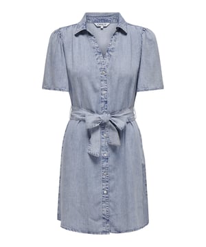 Dit denimjurkje brengt een coole look met speelse charme in je garderobe. De boven-dijlengte en de korte mouwen met ruime armsgaten zorgen voor veel bewegingsvrijheid en een luchtig draaggevoel. De V-hals geeft de jurk een moderne uitstraling, terwijl de omslag aan de mouwen de casual stijl accentueert. Met de strikceintuur kun je de pasvorm naar wens aanpassen en de outfit perfect afronden. Subtiele merktekens geven modieuze accenten. Ideaal voor warme dagen met stijl!