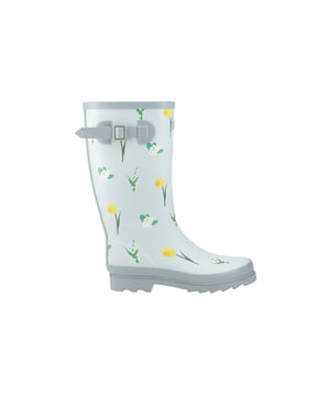 Ontworpen met inspiratie afkomstig van de glooiende heuvels en bloeiende weilanden van de Cotswolds, zijn deze hoge Wellington laarzen een ode aan de natuur en comfort. De duurzame rubberen bovenkant is versierd met fijne, handgetekende illustraties van wilde bloemen, elk exclusief voor Cotswold Shoes en gemaakt om de levendige flora in onze lokale landschappen te weerspiegelen. Deze laarzen zijn niet alleen mooi om naar te kijken, maar zijn ook praktisch ingericht. De waterdichte constructie zorgt ervoor dat je voeten droog blijven in nat weer. Binnenin bieden de zachte memory foam voetbedden extra steun, waardoor deze laarzen perfect zijn voor lange wandelingen op het platteland, tuinieren of klusjes op regenachtige dagen. Of je nu modderige paden verkent of gewoon een bloemige toets aan je dagelijkse outfit wilt toevoegen, de Wildflower Tall Wellingtons bieden de perfecte combinatie van stijl, comfort en functionaliteit. 
 - Duurzame rubberen bovenkant
 - Waterdichte constructie
 - Handgetekende illustraties
 - Zacht memory foam voetbed
 - Cotswold branding