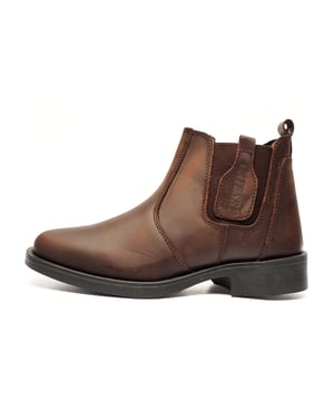 Catesby England was founded in 1970 with a vision and dedication focused on quality, craftsmanship, and a fine attention to detail. From its modest beginnings in a countryside workshop, Catesby England grew into a name synonymous with classic English footwear, blending heritage with modern craftsmanship, manufactured from the finest leathers to ensure durability, comfort, and effortless style.
 Part of the distinguished Catesby Collection, these dealer boots are the epitome of timeless elegance and practical designideal for both casual wear and smart-casual occasions.
 Built with Goodyear welted construction, these boots are renowned for their durability, strength, and ease of wear. This traditional method involves stitching the leather upper, leather lining, and a specially crafted leather welt to a ribbing bonded to the insolecreating a robust, long-lasting foundation.
 Crafted from high-quality genuine leather, the SE boots exude a classic look while delivering modern functionality. Elastic side panels provide a secure and flexible fit, and a pull-on loop ensures easy wear. Finished with a durable rubber outsole, these boots offer reliable traction and all-day comfortperfect for life on the move.
 - Goodyear welted construction for strength & durability
 - Leather upper
 - Elastic side panels for a flexible, snug fit
 - Pull-on loop for effortless wear
 - Durable rubber outsole
 - Catesby branding