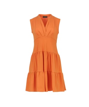 Deze oranje mouwloze jurk met V-hals, gemaakt van een zachte en rekbare viscose-elastaan ​​jersey stof, biedt een perfecte mix van comfort en stijl. De elegante V-halslijn met gerimpelde details accentueert het silhouet, terwijl de losse pasvorm zorgt voor moeiteloos dragen voor elke gelegenheid. Deze jurk heeft een lengte tot over de knie en een gelaagde rok, waardoor een vleugje vrouwelijkheid en beweging wordt toegevoegd. Ideaal voor casual uitstapjes, zomerevenementen en dagelijks gebruik. Hij combineert prachtig met sandalen of sneakers voor een ontspannen look, of met hakken voor een meer gepolijste uitstraling.