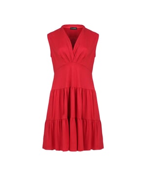 Este vestido rojo sin mangas con cuello en V, confeccionado con un tejido de punto de algodón y elastano suave y elástico, ofrece una combinación perfecta de comodidad y estilo. El elegante escote en V con detalles fruncidos realza la silueta, mientras que el corte holgado garantiza un uso sin esfuerzo en cualquier ocasión. Con un largo por encima de la rodilla y un diseño de falda escalonada, este vestido añade un toque de feminidad y movimiento. Ideal para salidas informales, eventos de verano y uso diario, combina maravillosamente con sandalias o zapatillas deportivas para una apariencia relajada, o con tacones para una apariencia más refinada.