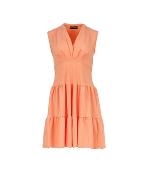 Este vestido color melocotón sin mangas y con cuello en V, confeccionado con un tejido de punto de viscosa y elastano suave y elástico, ofrece una combinación perfecta de comodidad y estilo. El elegante escote en V con detalles fruncidos realza la silueta, mientras que el corte holgado garantiza un uso sin esfuerzo en cualquier ocasión. Con un largo por encima de la rodilla y un diseño de falda escalonada, este vestido añade un toque de feminidad y movimiento. Ideal para salidas informales, eventos de verano y uso diario, combina maravillosamente con sandalias o zapatillas deportivas para una apariencia relajada, o con tacones para una apariencia más refinada.