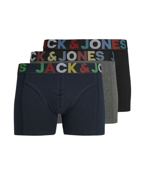 Diese Trunks bringen frischen Wind in deine Wäsche-Schublade. Mit ihrem kürzeren, eng anliegenden Schnitt sitzen sie wie eine zweite Haut. Der elastische Bund sorgt für einen perfekten Halt – den ganzen Tag lang. Besonders stylisch: der eingewebte Label-Schriftzug, der für einen sportlich-markanten Look sorgt. Das weiche Material fühlt sich angenehm auf der Haut an und bietet optimale Bewegungsfreiheit. Sie eignen sich ideal für den Alltag, aber auch für aktive Stunden. Im praktischen Dreierpack erhältst du gleich dreifachen Komfort. Jeder Schnitt ist durchdacht, jede Naht sitzt. Modern, schlicht und dennoch ein Statement. Ein Basic, das alles andere als langweilig ist.