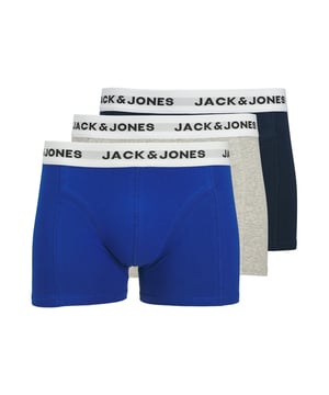 Diese Trunks bringen frischen Wind in deine Wäsche-Schublade. Mit ihrem kürzeren, eng anliegenden Schnitt sitzen sie wie eine zweite Haut. Der elastische Bund sorgt für einen perfekten Halt – den ganzen Tag lang. Besonders stylisch: der eingewebte Label-Schriftzug, der für einen sportlich-markanten Look sorgt. Das weiche Material fühlt sich angenehm auf der Haut an und bietet optimale Bewegungsfreiheit. Sie eignen sich ideal für den Alltag, aber auch für aktive Stunden. Im praktischen Dreierpack erhältst du gleich dreifachen Komfort. Jeder Schnitt ist durchdacht, jede Naht sitzt. Modern, schlicht und dennoch ein Statement. Ein Basic, das alles andere als langweilig ist.