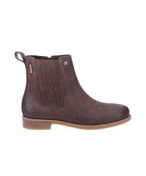 Stap in met moeiteloze stijl en comfort met de Cotswold Didbrook Dames Enkellaarsjes. Geïnspireerd door een mix van cowboyrand en plattelandscharme, hebben deze laarzen een slanke enkelsilhouet met gedetailleerde zij-inzetten en een handige zijrits voor gemakkelijk aan- en uittrekken. De voorkant van de teen is versierd met delicate geborduurde details, wat een vleugje western flair toevoegt. Ontworpen voor comfort gedurende de hele dag, dempt de memory foam voetbed elke stap, waardoor dit de perfecte laarzen zijn om er cool uit te zien en je de hele zomer fantastisch te voelen.
- Slanke enkellange silhouet
- Cowboy-geïnspireerd met plattelandscharme
- Decoratieve geborduurde teendetail
- Zij-inzetten en rits voor gemakkelijk aan- en uittrekken
- Gedempte memory foam voetbed
- Ontworpen voor comfort gedurende de hele dag
- Ideaal voor stijlvolle zomeroutfits