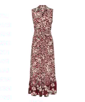Dieses knöchellange Sommerkleid verleiht dir einen lässig-eleganten Look. Der ärmellose Schnitt mit V-Ausschnitt und Knopfleiste trifft auf einen klassischen Hemdkragen – perfekt kombiniert für warme Tage. Das Oberteil ist leicht gerafft an den Rock genäht und sorgt so für eine lockere Silhouette. Mit dem Taillenband zum Binden kannst du die Passform individuell anpassen. Der Rollsaum und feine Label-Details runden das Design stilvoll ab. Ideal für jeden Tag.