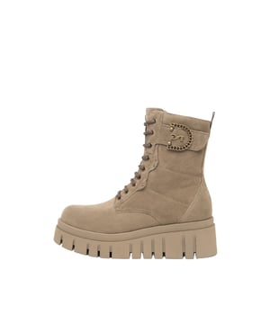 Ontdek de elegante beige damesankle boots van Nero Giardini, die zich onderscheiden door hun decoratieve vetersluiting en de zijrits. De ronde neus en de versterkte hak zorgen voor optimaal comfort en steun. Een gepolsterde binnenzool en een trekker aan de schacht bieden extra draagcomfort. De flatform met een hakhoogte van 5,5 cm en de slipvaste plateauzool met profielsneden garanderen stabiliteit en veiligheid. Tonale metalen details geven stijlvolle accenten. Gemaakt in Italië van hoogwaardige materialen en met de modernste productietechnieken, zijn deze schoenen het resultaat van vakmanschap dat van generatie op generatie wordt doorgegeven.