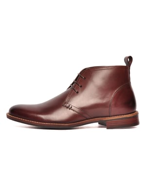 Catesby England was founded in 1970 with a vision and dedication focused on quality, craftsmanship, and a fine attention to detail. From its modest beginnings in a countryside workshop, Catesby England grew into a name synonymous with classic English footwear, blending heritage with modern craftsmanship, manufactured from the finest leathers to ensure durability, comfort, and effortless style.
The Farleton leather chukka boot from Catesby England features an extremely cushioned inner sole and are crafted from a high-quality leather upper, effortlessly taking you from day to night with an all-round design that is perfect for formal or casual wear. Featuring a smooth finish, accompanied by a slim durable outsole, making these vintage chukka boots a perfect addition to any footwear collection. 
 - Premium leather upper 
 - Lace up fastening 
 - Comfort insole 
 - Soft leather / textile inner 
 - Durable rubber outsole 
 - Catesby England branding throughout