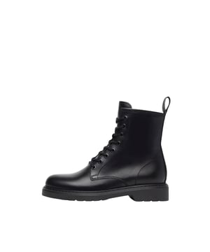 Ontdek de sportief-elegante zwarte damesbootjes van Nero Giardini, die indruk maken met een stijlvolle vetersluiting en een zijrits voor eenvoudig aan- en uittrekken. Het hoogwaardige gladde leer en de verstevigde hak zorgen voor duurzaamheid en stabiliteit. Een gepolsterde inlegzool biedt optimaal draagcomfort, terwijl de aantreklussen met logo-detail de schoen een bijzondere touch geven. De stabiele blokhak van 3 cm biedt een aangename hoogte. De antisliploopzool zorgt voor een veilige stand op verschillende ondergronden. Deze bootjes zijn niet alleen functioneel, maar ook modieus veelzijdig inzetbaar. Gemaakt in Italië, staan ze voor de hoogste kwaliteit en exclusieve stijl.