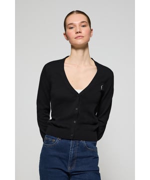Diese schmal geschnittene Damenstrickjacke mit V-Ausschnitt ist aus Baumwolljersey gefertigt und bietet die perfekte Kombination aus Komfort und Stil. Rippbündchen an den Ärmeln und in der Taille sorgen für die perfekte Passform. Das dezente Nahtband an der Innenseite des Kragens mit Polo Club Logo unterstreicht die Eleganz dieses Kleidungsstücks. Charakteristische Stickerei unseres Rigby Go-Logos in Kontrastfarbe auf der Brust. Dieser vielseitige und stilvolle Cardigan ist die perfekte Wahl, um jeden Look abzurunden.