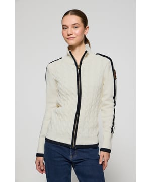 Unsere beliebte, von der Seefahrt inspirierte Strickjacke ist in einer neuen Ausführung zurück, ideal für moderne und elegante Frauen. Das gestickte Wappen auf dem Ärmel und die Kontraststreifen an den Ärmelabschlüssen, am Saum und am Reißverschluss sorgen für einen unverwechselbaren Touch. Der goldfarbene Frontreißverschluss mit exklusiver Logo-Zuglasche sowie der Stehkragen verleihen ihm eine moderne und funktionelle Note. Dieses Kleidungsstück ist die perfekte Ergänzung zu Jeans oder Chinohosen und verleiht jedem Freizeitlook Raffinesse.