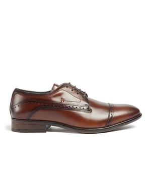 Introducing the Ralph, a sophisticated toe-cap Oxford style crafted from premium Italian leather, meticulously finished to deliver a rich, deep color. Elevate your formal attire with the closed Oxford lace-up closure, while the concealed padded collar and tongue enhance comfort. The Ortholite foam insole offers long-lasting cushioning and breathability, ensuring your feet stay comfortable throughout the day. The Ralph is the perfect blend of timeless style and modern comfort.- Premium Italian leather upper- Lace-up closure- Concealed padded collar and tongue- Ortholite foam insole
