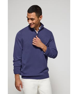 Verleihen Sie Ihrem Look eine lässige Note mit unserem stückgefärbten Herrenpullover mit halbem Reißverschluss. Gerippte Bündchen an Kragen, Ärmeln und Taille sorgen für einen perfekten Sitz. Das dezente Nahtband an der Innenseite des Kragens mit Polo Club Logo unterstreicht die Eleganz dieses Pullovers. Die Ton-in-Ton gehaltene Polo Club-Stickerei auf der Brust verleiht dem Design den letzten Schliff. Kombinieren Sie ihn mit Jeans oder Chinohosen für einen formelleren Stil.
