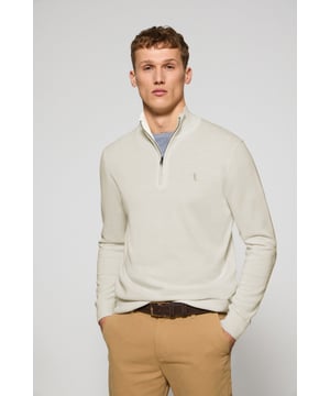 Verleihen Sie Ihrem Look eine raffinierte Note mit unserem Strickpullover aus Baumwolle für Herren. Er verfügt über einen praktischen halben Reißverschluss und gerippte Details an Kragen, Ärmeln und Taille für einen perfekten Sitz und eine ideale Passform. Das dezente Nahtband an der Innenseite des Kragens mit Polo Club Logo unterstreicht die Eleganz dieses Pullovers. Das neue gestickte Rigby Best Logo auf der Brust verleiht einen edlen Touch, der die Essenz von Rigby Go auf den Punkt bringt.