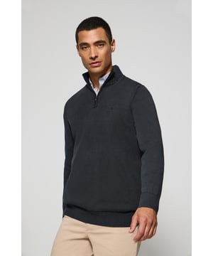Verleihen Sie Ihrem Look eine lässige Note mit unserem stückgefärbten Herrenpullover mit halbem Reißverschluss. Gerippte Bündchen an Kragen, Ärmeln und Taille sorgen für einen perfekten Sitz. Das dezente Nahtband an der Innenseite des Kragens mit Polo Club Logo unterstreicht die Eleganz dieses Pullovers. Die Ton-in-Ton gehaltene Polo Club-Stickerei auf der Brust verleiht dem Design den letzten Schliff. Kombinieren Sie ihn mit Jeans oder Chinohosen für einen formelleren Stil.