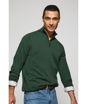 Verleihen Sie Ihrem Look eine lässige Note mit unserem stückgefärbten Herrenpullover mit halbem Reißverschluss. Gerippte Bündchen an Kragen, Ärmeln und Taille sorgen für einen perfekten Sitz. Das dezente Nahtband an der Innenseite des Kragens mit Polo Club Logo unterstreicht die Eleganz dieses Pullovers. Die Ton-in-Ton gehaltene Polo Club-Stickerei auf der Brust verleiht dem Design den letzten Schliff. Kombinieren Sie ihn mit Jeans oder Chinohosen für einen formelleren Stil.