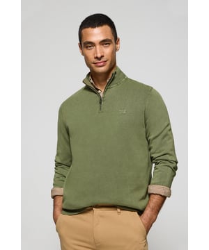 Verleihen Sie Ihrem Look eine lässige Note mit unserem stückgefärbten Herrenpullover mit halbem Reißverschluss. Gerippte Bündchen an Kragen, Ärmeln und Taille sorgen für einen perfekten Sitz. Das dezente Nahtband an der Innenseite des Kragens mit Polo Club Logo unterstreicht die Eleganz dieses Pullovers. Die Ton-in-Ton gehaltene Polo Club-Stickerei auf der Brust verleiht dem Design den letzten Schliff. Kombinieren Sie ihn mit Jeans oder Chinohosen für einen formelleren Stil.