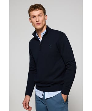 Verleihen Sie Ihrem Look eine raffinierte Note mit unserem Strickpullover aus Baumwolle für Herren. Er verfügt über einen praktischen halben Reißverschluss und gerippte Details an Kragen, Ärmeln und Taille für einen perfekten Sitz und eine ideale Passform. Das dezente Nahtband an der Innenseite des Kragens mit Polo Club Logo unterstreicht die Eleganz dieses Pullovers. Das neue gestickte Rigby Best Logo auf der Brust verleiht einen edlen Touch, der die Essenz von Rigby Go auf den Punkt bringt.
