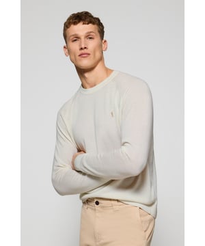 Dieser Herrenstrickpullover ist die perfekte Kombination aus Komfort und Eleganz. Die Leinen-Baumwoll-Mischung sorgt für ein frisches, natürliches Tragegefühl, während sich die Raglanärmel und die reguläre Passform perfekt an die Silhouette anpassen. Gerippte Abschlüsse an Kragen, Manschetten und Taille sorgen für einen bequemen Sitz. Das marineblaue Nahtband am Kragen mit Polo Club Logo unterstreicht die Eleganz dieses Modells. Das emblematische Rigby Go Logo in Kontrastfarbe auf der Brust unterstreicht seine einzigartige Optik. Dieser Pullover ist ein unverzichtbares Basic in Ihrem Kleiderschrank.