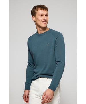 Dieser Herrenstrickpullover ist die perfekte Kombination aus Komfort und Eleganz. Die Leinen-Baumwoll-Mischung sorgt für ein frisches, natürliches Tragegefühl, während sich die Raglanärmel und die reguläre Passform perfekt an die Silhouette anpassen. Gerippte Abschlüsse an Kragen, Manschetten und Taille sorgen für einen bequemen Sitz. Das marineblaue Nahtband am Kragen mit Polo Club Logo unterstreicht die Eleganz dieses Modells. Das emblematische Rigby Go Logo in Kontrastfarbe auf der Brust unterstreicht seine einzigartige Optik. Dieser Pullover ist ein unverzichtbares Basic in Ihrem Kleiderschrank.