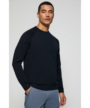 Dieser Herrenstrickpullover ist die perfekte Kombination aus Komfort und Eleganz. Die Leinen-Baumwoll-Mischung sorgt für ein frisches, natürliches Tragegefühl, während sich die Raglanärmel und die reguläre Passform perfekt an die Silhouette anpassen. Gerippte Abschlüsse an Kragen, Manschetten und Taille sorgen für einen bequemen Sitz. Das marineblaue Nahtband am Kragen mit Polo Club Logo unterstreicht die Eleganz dieses Modells. Das emblematische Rigby Go Logo in Kontrastfarbe auf der Brust unterstreicht seine einzigartige Optik. Dieser Pullover ist ein unverzichtbares Basic in Ihrem Kleiderschrank.