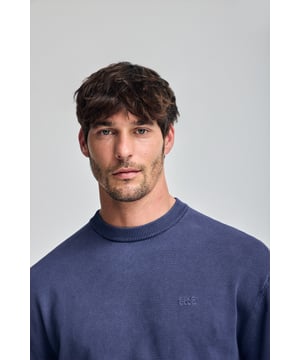 Dieser Pullover mit Rundkragen ist eine sichere Wahl für jede Gelegenheit. Der mit Garment Dye gefärbte Strickstoff verleiht ihm einen besonderen Charakter mit einem dezenten Used-Effekt, der ihm Authentizität verleiht. Die reguläre Passform passt sich jeder Körperform an. Gerippte Abschlüsse am Kragen, an den Ärmeln und am Bund sorgen für einen lässigen, aber raffinierten Look. Das farblich abgestimmte Nahtband am Kragen verleiht dem Pullover einen besonderen Touch. Das gestickte Polo Club Logo auf der Brust rundet dieses elegante und vielseitige Design ab.
