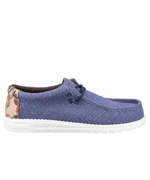 Deze Hey Dude Wally Jute Schoenen brengen een natuurlijke touch aan je zomergarderobe. Gemaakt van 100% jute, zijn deze schoenen lichtgewicht, ademend en perfect voor lentes en zomerse avonturen. Ontworpen met een bovenwerk van textiel, kurken hak en geweven gradiënt hielband, combineren ze moeiteloze stijl met ongeëvenaard comfort. De elastische veters en het gemakkelijke aantrek systeem maken ze reisonvriendelijk, terwijl de uitneembare schuimzool zorgt voor demping gedurende de dag. Een flexibele buitenzool voegt de finishing touch toe voor comfort onderweg.
  Bovenwerk van textiel
  Kurken hak
  Elastische veters voor gemakkelijk aan- en uittrekken
  Reisvriendelijk ontwerp met uitneembare schuimzool
  Lichtgewicht flexibele buitenzool voor comfortabel dragen de hele dag
  Hey Dude branding