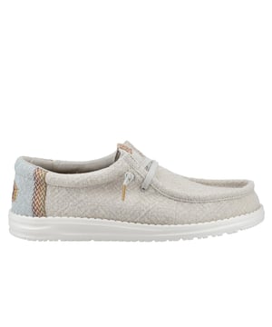 Deze Hey Dude Wally Jute Schoenen geven een natuurlijke uitstraling aan je warme-weer garderobe. Gemaakt van 100% jute, zijn deze schoenen lichtgewicht, ademend en perfect voor avonturen in het voorjaar en de zomer. Ontworpen met een bovenpartij van textiel, kurken hak en geweven gradient hielband, combineren ze moeiteloze stijl met ongeëvenaard comfort. De elastische veters en het gemakkelijke in- en uittreksysteem maken ze reisvriendelijk, terwijl de uitneembare schuimzool zorgt voor demping gedurende de dag. Een flexibele buitenzool maakt het geheel af voor comfort onderweg.  
  Textiele bovenpartij  
  Kurken hak  
  Elastische veters voor gemakkelijk aan- en uittrekken  
  Reisvriendelijk ontwerp met uitneembare schuimzool  
  Lichtgewicht flexibele buitenzool voor comfort de hele dag  
  Hey Dude branding